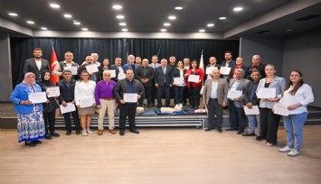 Bornovalı muhtarlara hayat kurtarmayı öğreten eğitim