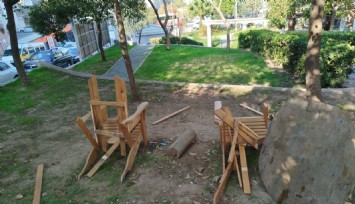 Konak Belediyesi'nin baştan sona yenilediği parktaki banklar paramparça edildi