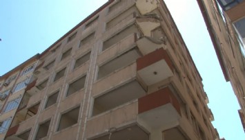 Boşaltılan binada depremle balkon çöktü, sokaktan geçen kişi yaralandı