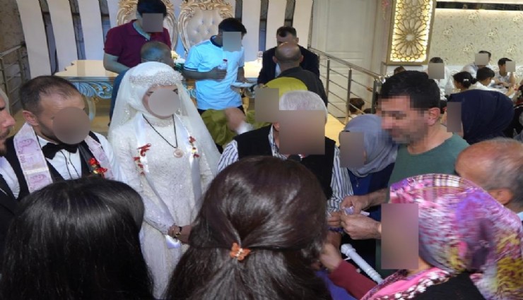 Davetsiz hırsız önce düğünde pasta yedi sonra takılan paraları çaldı