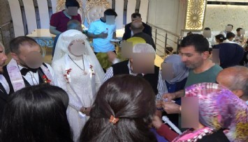 Davetsiz hırsız önce düğünde pasta yedi sonra takılan paraları çaldı