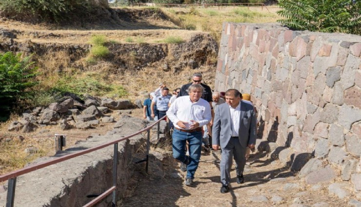 Başkan Tugay Smyrna kazılarını inceledi
