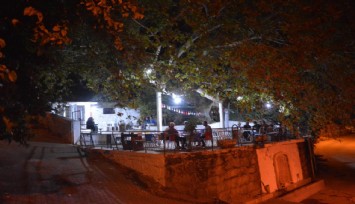 Demirci’de 2 bin yıllık anıt çınarda çay molası: Yaz akşamlarının vazgeçilmez meknı oldu