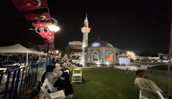 İzmir'de tüm camilerden aynı anda sela sesi yükseldi