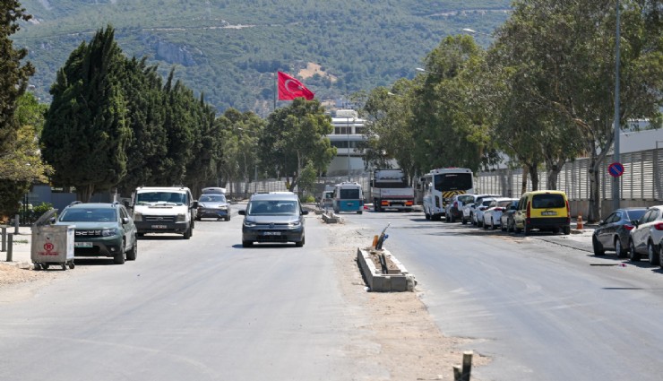 Bornova Belediyesi Pınar Caddesi’ni 4 şeritli hale getirdi