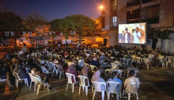 Bornovalılar açık hava sinemasında bir araya geldi