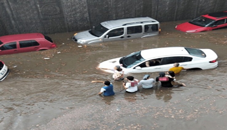 Onlarca araç ve vatandaş göle dönen alt geçitte mahsur kaldı