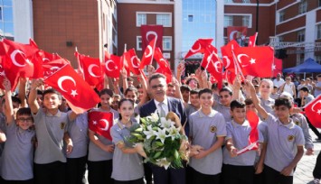 Aliağa 100. Yıl Ortaokulu’nda 2025-2026 eğitim-öğretim yılı coşkuyla başladı