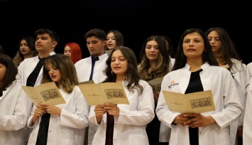 İEÜ Tıp Fakültesi Öğrencileri beyaz önlüklerini giydi