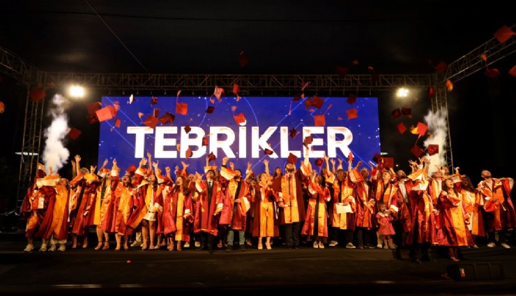 İzmir Ekonomi Üniversitesi’nde 151 yüksek lisans ve doktora öğrencisi diplomalarını aldı