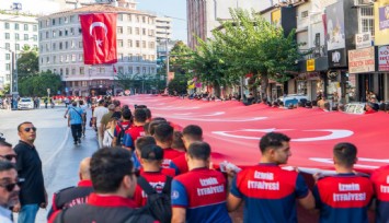 İzmir'in kurtuluşunun 103. yılı: 350 metrelik bayrak caddelerde dalgalandı