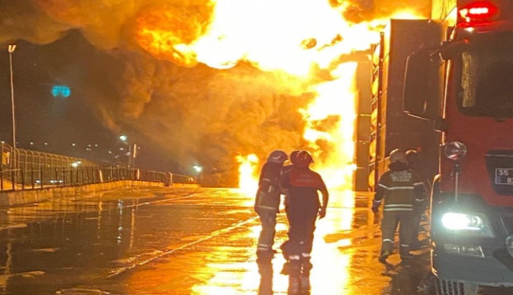 İzmir İtfaiyesi felaketin önüne geçti: Aliağa’da Nemport Limanı’nda konteyner yangını kontrol altına alındı