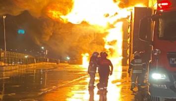 İzmir İtfaiyesi felaketin önüne geçti: Aliağa’da Nemport Limanı’nda konteyner yangını kontrol altına alındı