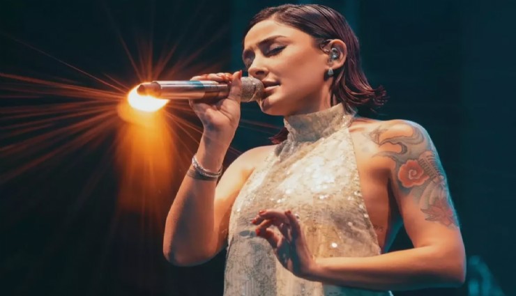 Melek Mosso’dan kıyafetini eleştiren AK Partili Namlı'ya sert cevap: 'Yine gelirim, canımın istediğini giyerim'