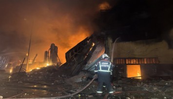 Tekstil deposu ve fabrikada çıkan yangın kontrol altında: 1’i itfaiye eri, 2 kişi yaralandı