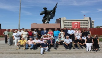 Yeniden kurulan Hasan Tahsin Derneği, Konak'taki anıta çelenk sundu