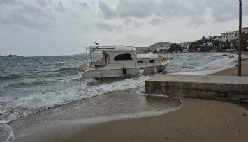 Bodrum’da şiddetli fırtına: Tekneler kıyıya vurdu, ulaşım durdu