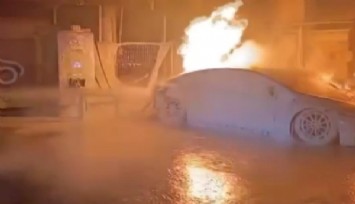 Otomobil dereye düştü, elektrikli araç alev aldı