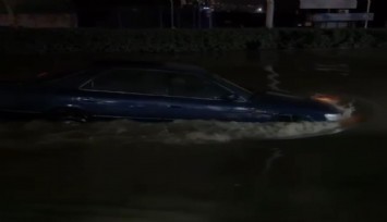 Otomobili gören şaşkına döndü: Sel sularında gemi gibi yüzdü