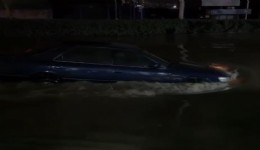 Otomobili gören şaşkına döndü: Sel sularında gemi gibi yüzdü