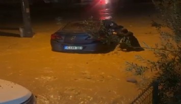 Yağmur ve fırtına İzmir'i felç etti