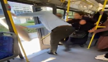 İzmir’de belediye otobüsünde halı kavgası: Şoför halıyı kapıdan fırlattı