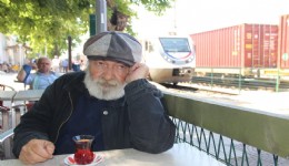Servetini kaybetti, trenler evi oldu