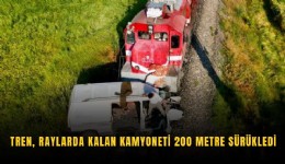 Tren, raylarda kalan kamyoneti 200 metre sürükledi