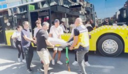 İETT otobüsü ile ambulans çarpıştı: 3 yaralı