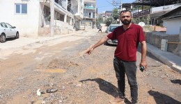 Bayraklı'da bozuk ve çamurlu yollar vatandaşı çileden çıkardı