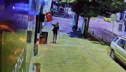 Muğla'da Türk bayrağını çakmakla yakmaya çalıştı