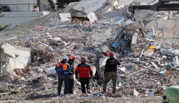 Depremde 11 kişiye mezar olan apartmanın sorumluları hakim karşısında: Çivi çakmaya bile korkuyorduk