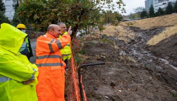Başkan Soyer’den yağmur altında İZSU mesaisi