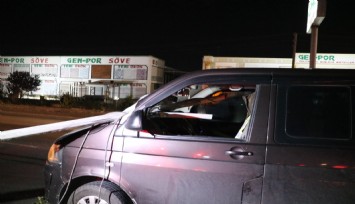 Elektrik direği minibüse ok gibi saplandı