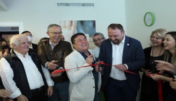 Siyaset üstü dayanışma: İki rakip birlikte kurdele kesti