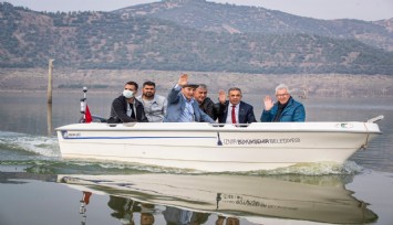 Tarlaları baraj altında kalan çiftçiye tekne