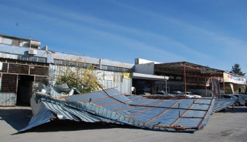 İzmir'de fırtına çatı uçurdu