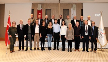 Bayraklı’da Başkan Sandal’dan sorunların çözümü için muhtarlarla 7 saatlik istişare toplantısı