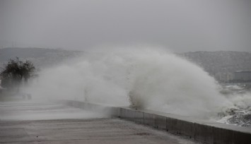 İzmir’de fırtına nedeniyle boyu 5.5 metreyi bulan dalgalar oluştu, deniz taştı