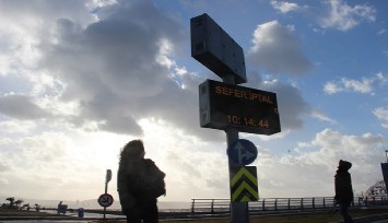 İzmir’de olumsuz hava koşulları bugün de devam ediyor: Karşıyaka’da deniz taştı, tramvay ve deniz seferleri iptal edildi