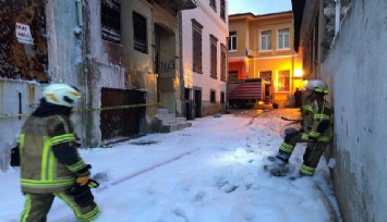 İzmir'de metruk binada yangın