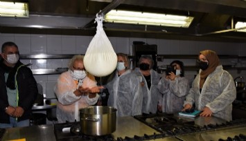 Bornova Belediyesinden kadınlar için ekmek ve peynir yapım atölyesi