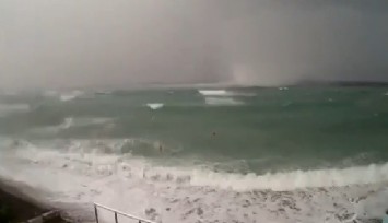 Çeşme’ye hortum böyle geldi, faciadan dönüldü