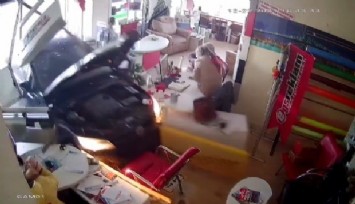 Kontrolden çıkan otomobilin iş yerine böyle girdi