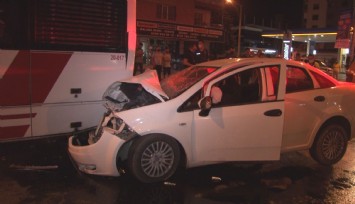 Otomobil park halindeki belediye otobüsüne çarptı: 1’i ağır 4 yaralı  