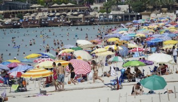 Çeşme’ye tatilci akını, plajlar doldu taştı   