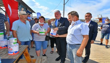 İzmir Büyükşehir Belediyesinden balıkçılara boya ve macun desteği         