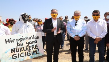 Don Kişot Osman’dan Gaziemir nükleer atıklardan kurtulması için yapılan “Duran Adam” eylemine destek