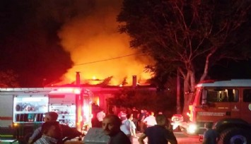 Havai fişekten çıkan yangın iki tarihi evi küle çevirdi  