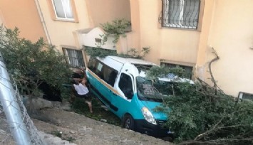 İzmir’de düğüne giden minibüs apartman bahçesine düştü: 20 yaralı  